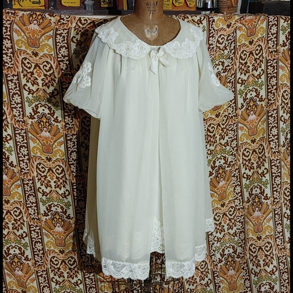 Vintage nightgown & robe peignoire set. Pale yellow. No jokes here. G… - Picture 8 of 15